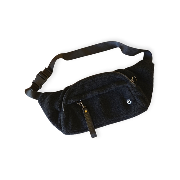 lululemon black sherpa belt bag Everywhere Bag, (LU9B78S) : Sports & Outdoors Keep them close in this versatile belt bag that helps you get out the door and on to your next adventure lululemon athletica | Bags |